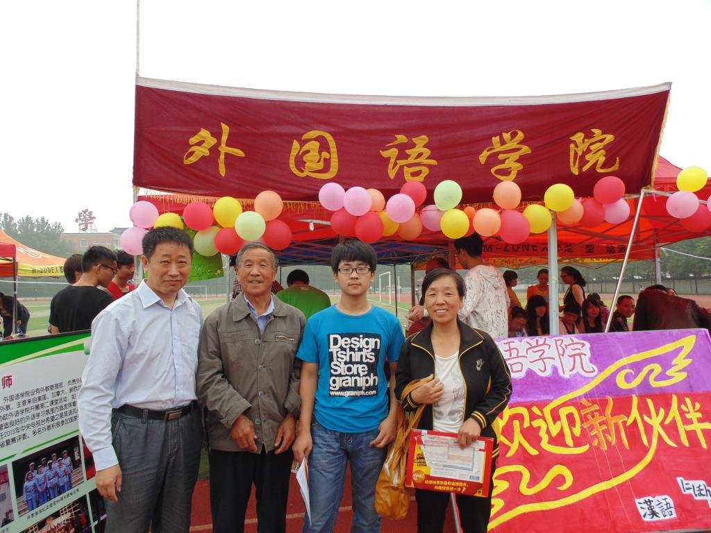 郭万群院长与新生及家长合影留念